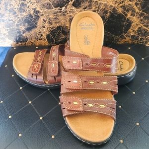 Clarks Collection soft cushion sz 9M women's brown leather look slide sandals